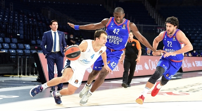Anadolu Efes, EuroLeague'de sezona Zenit St. Petersburg yenilgisiyle başladı