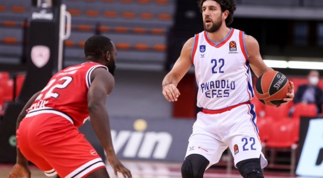 Anadolu Efes Pire'de kazandı