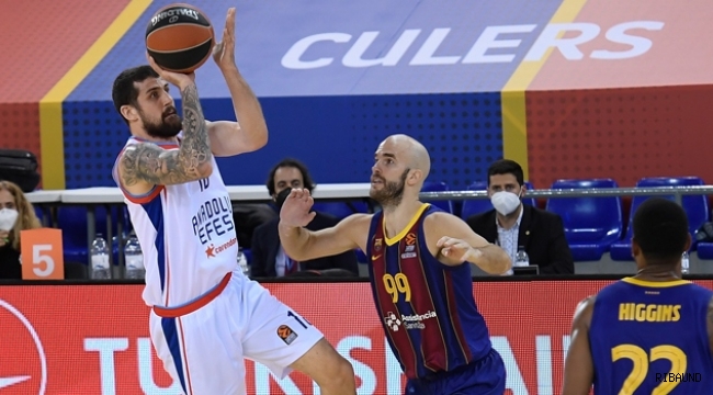 Anadolu Efes lideri deplasmanda devirdi