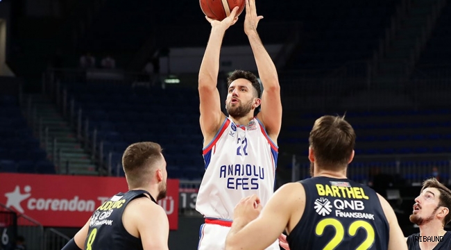 Olaylı maçta Efes galip! Fark 2'ye çıktı