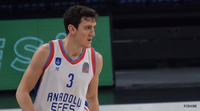 Yiğitcan Saybir 1 yıl daha Anadolu Efes'te