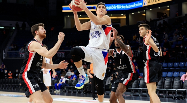 Anadolu Efes evinde rahat kazandı 