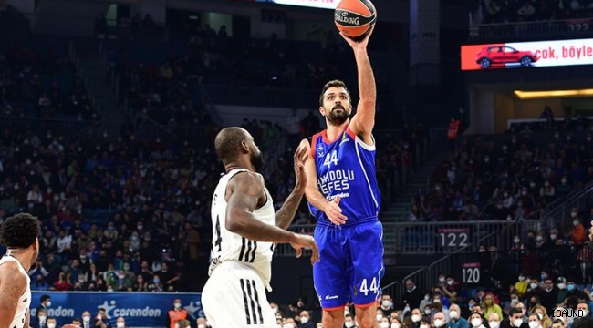 Anadolu Efes evinde Asvel'i devirdi 