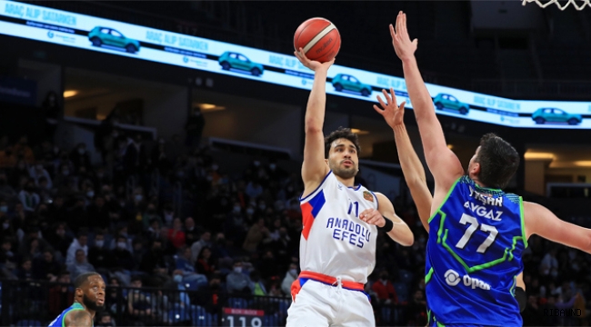 Anadolu Efes evinde TOFAŞ'ı mağlup etti 