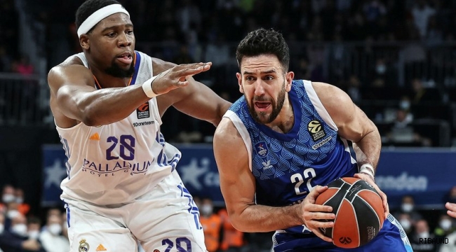 Anadolu Efes 13 sayıdan geri gelip kazandı 