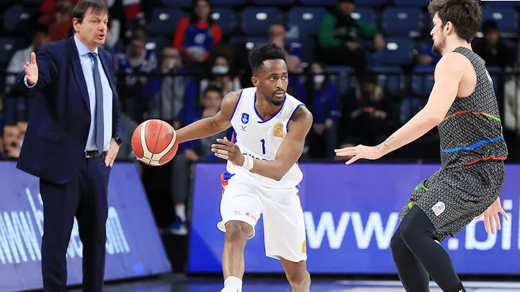 Anadolu Efes evinde farklı kazandı 