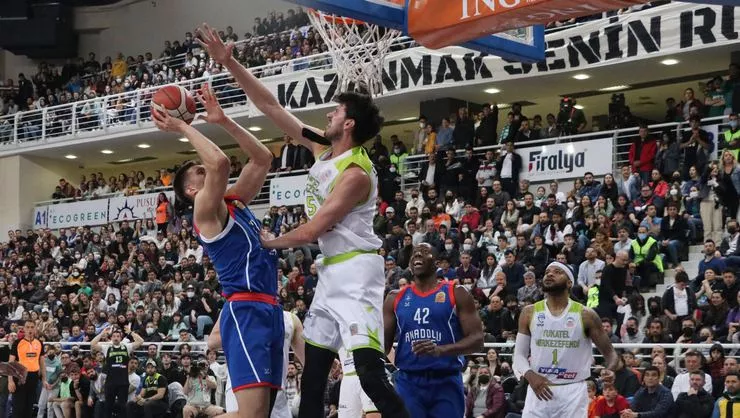 Anadolu Efes deplasmanda galip 