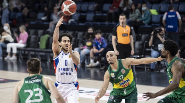 Anadolu Efes evinde galip 