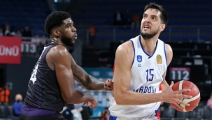 Anadolu Efes farklı kazandı 