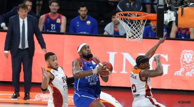 Anadolu Efes seride öne geçti 