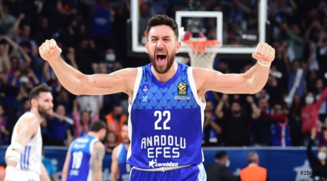 Anadolu Efes'te Vasilije Micic ile yola devam