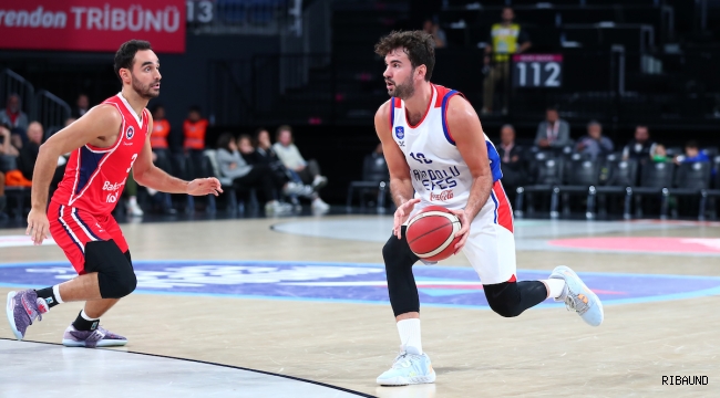 Anadolu Efes farklı kazandı 