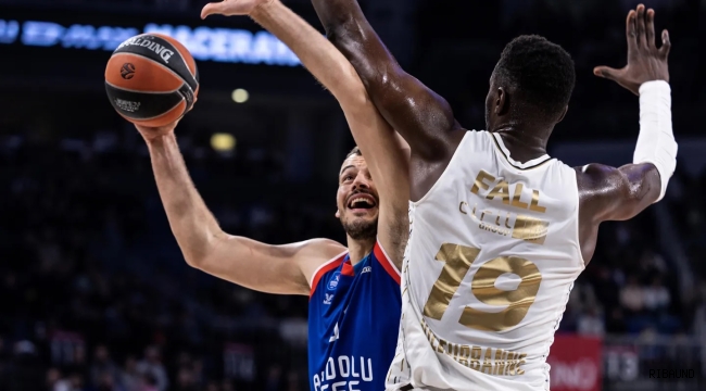 Anadolu Efes son çeyrekte kazandı