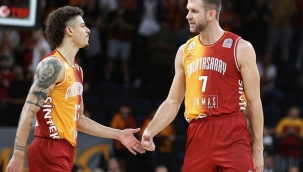 Aslan evinde kükredi