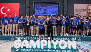 Türkiye Basketbol Ligi’nde Çayırova Belediyesi şampiyonluk kupasına kaldırdı