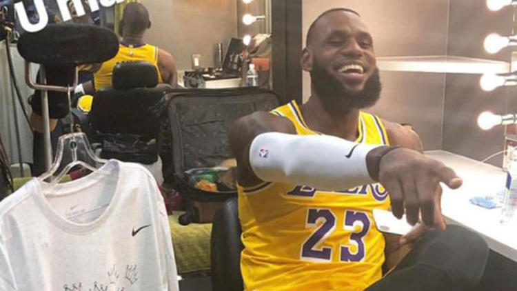 LeBron James, Lakers formasını giydi