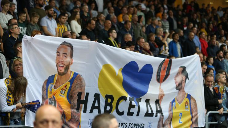 Khimki taraftarı Tyler Honeycutt'ı unutmadı