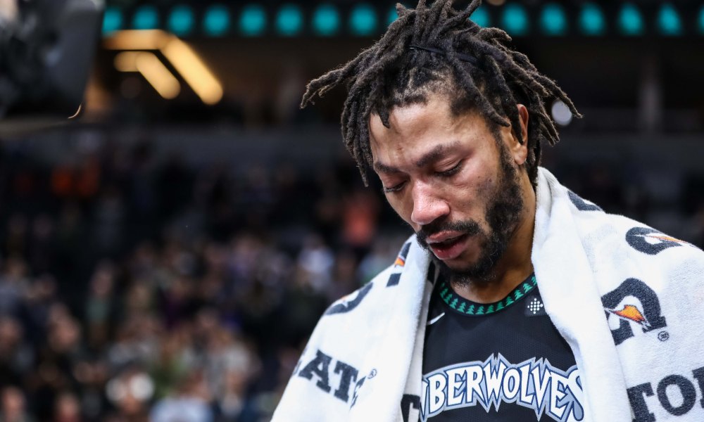 Derrick Rose, kariyer gecesinin ardından yine sakatlandı