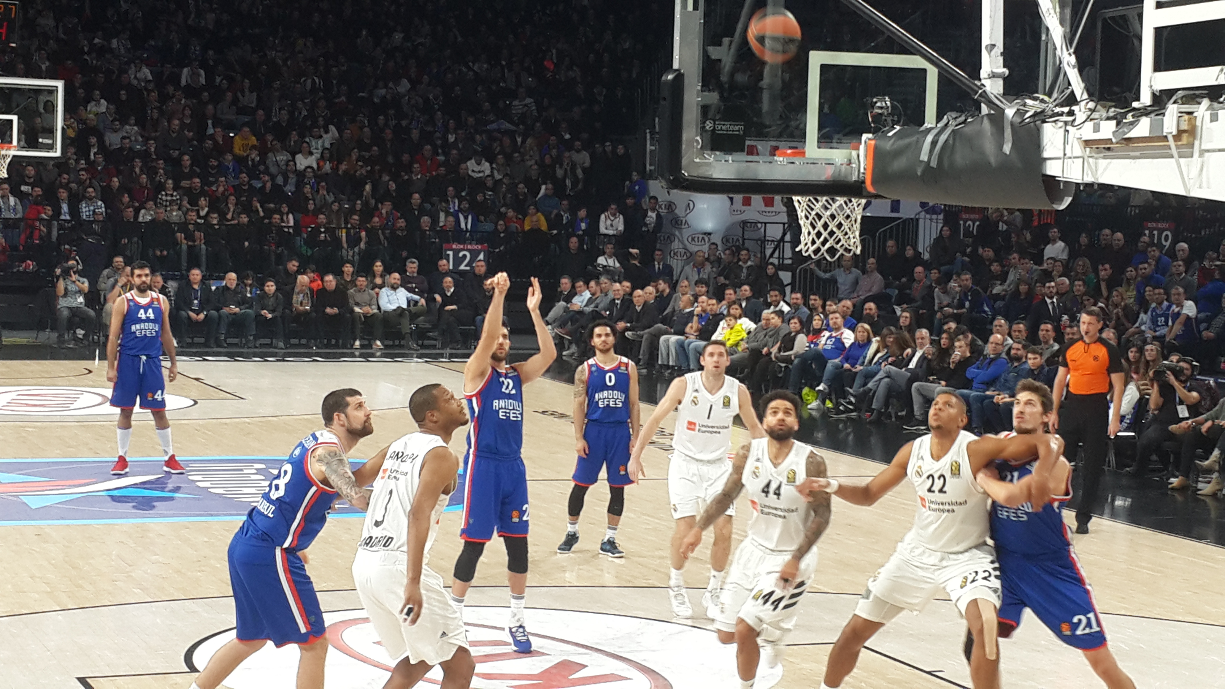 Efes, Real Madrid'e son çeyrekte boyun eğdi