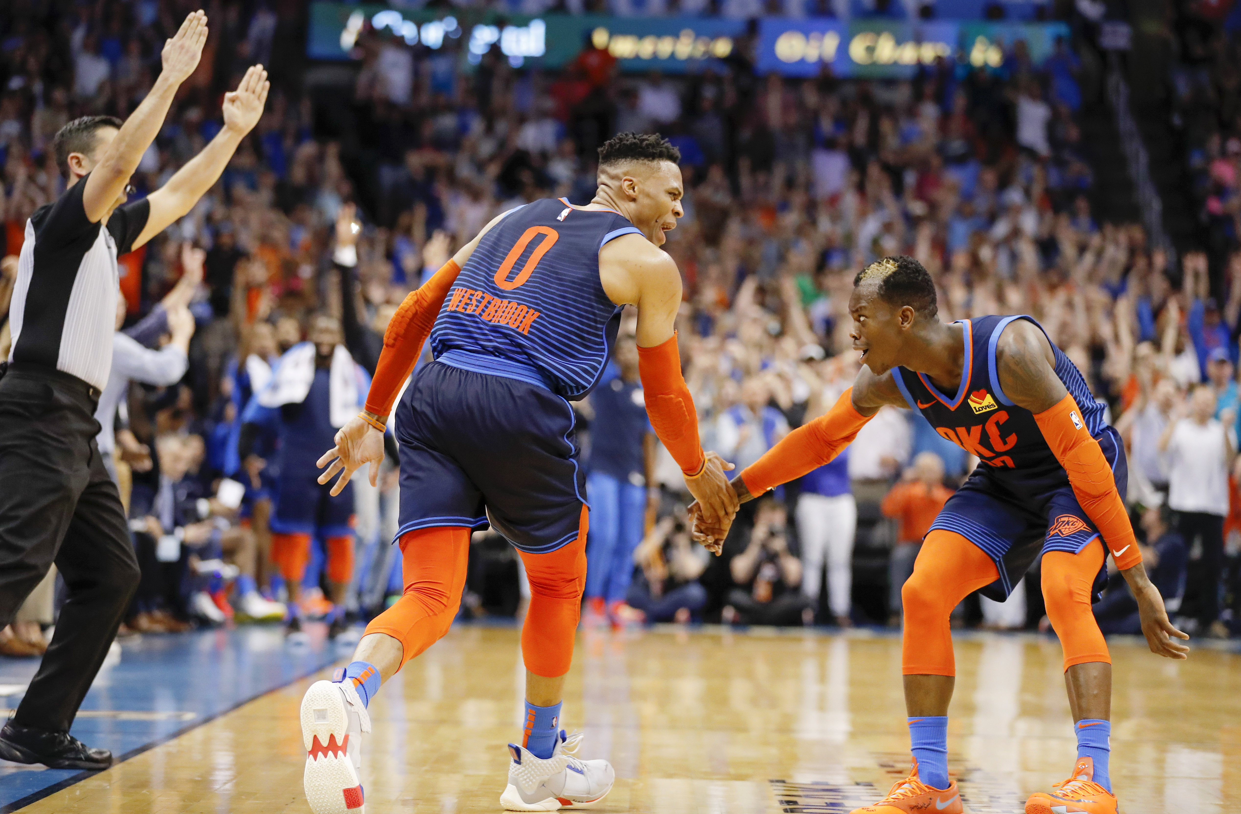 Russell Westbrook, Magic Johnson'ı yakaladı