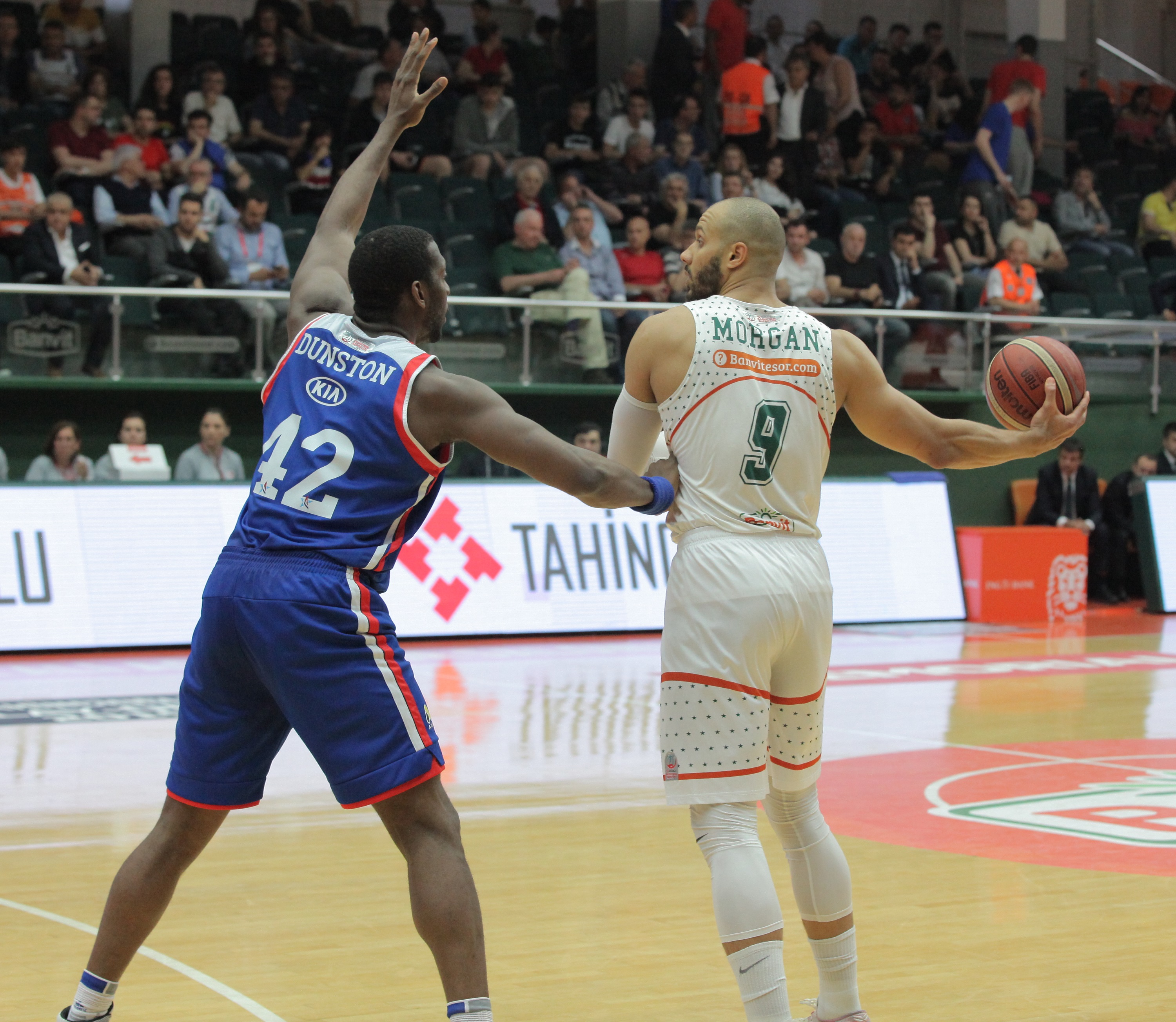 Anadolu Efes yarı finalde