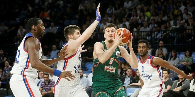 Zorlu maçın galibi Anadolu Efes