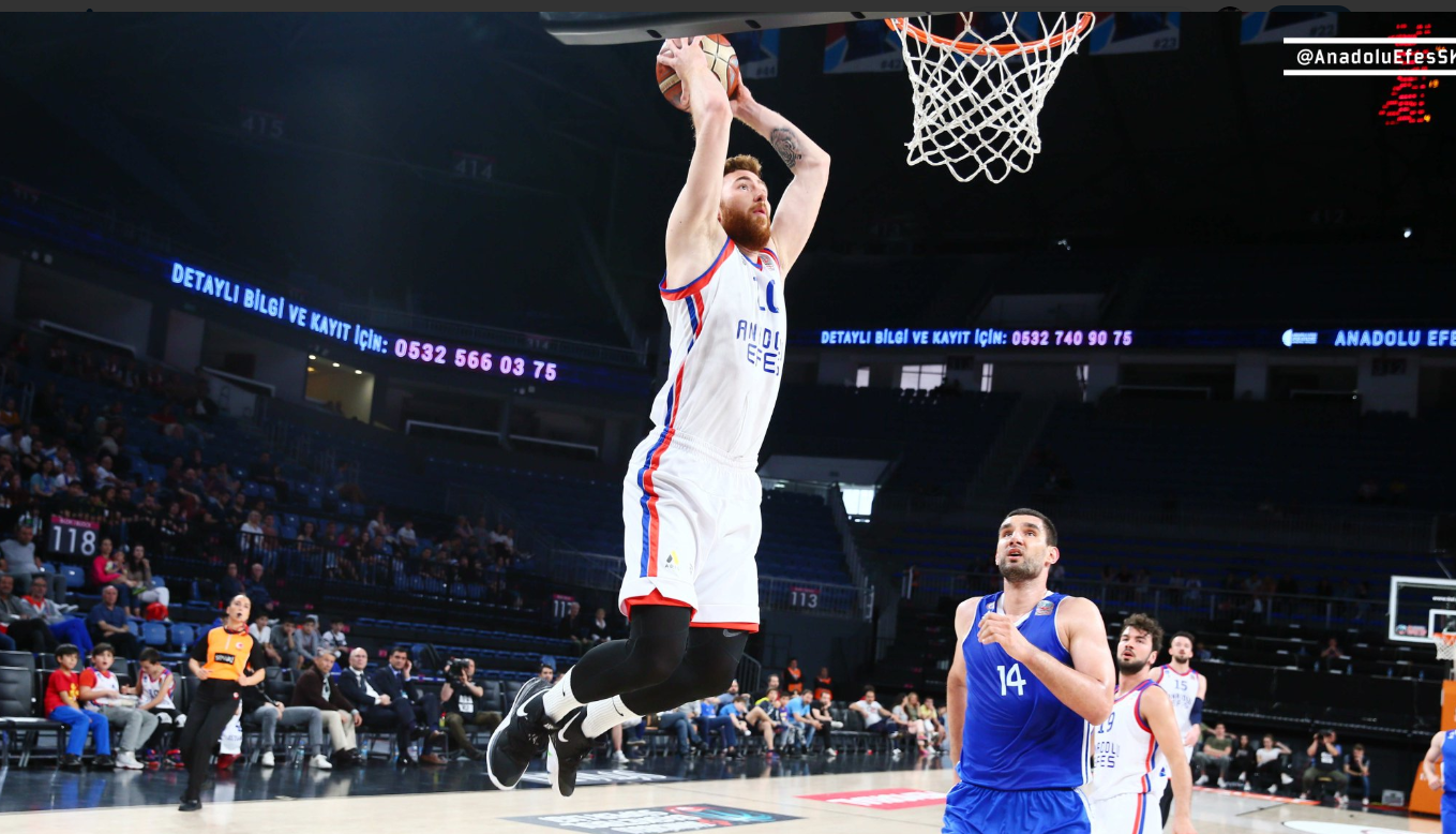 Anadolu Efes evinde farklı kazandı