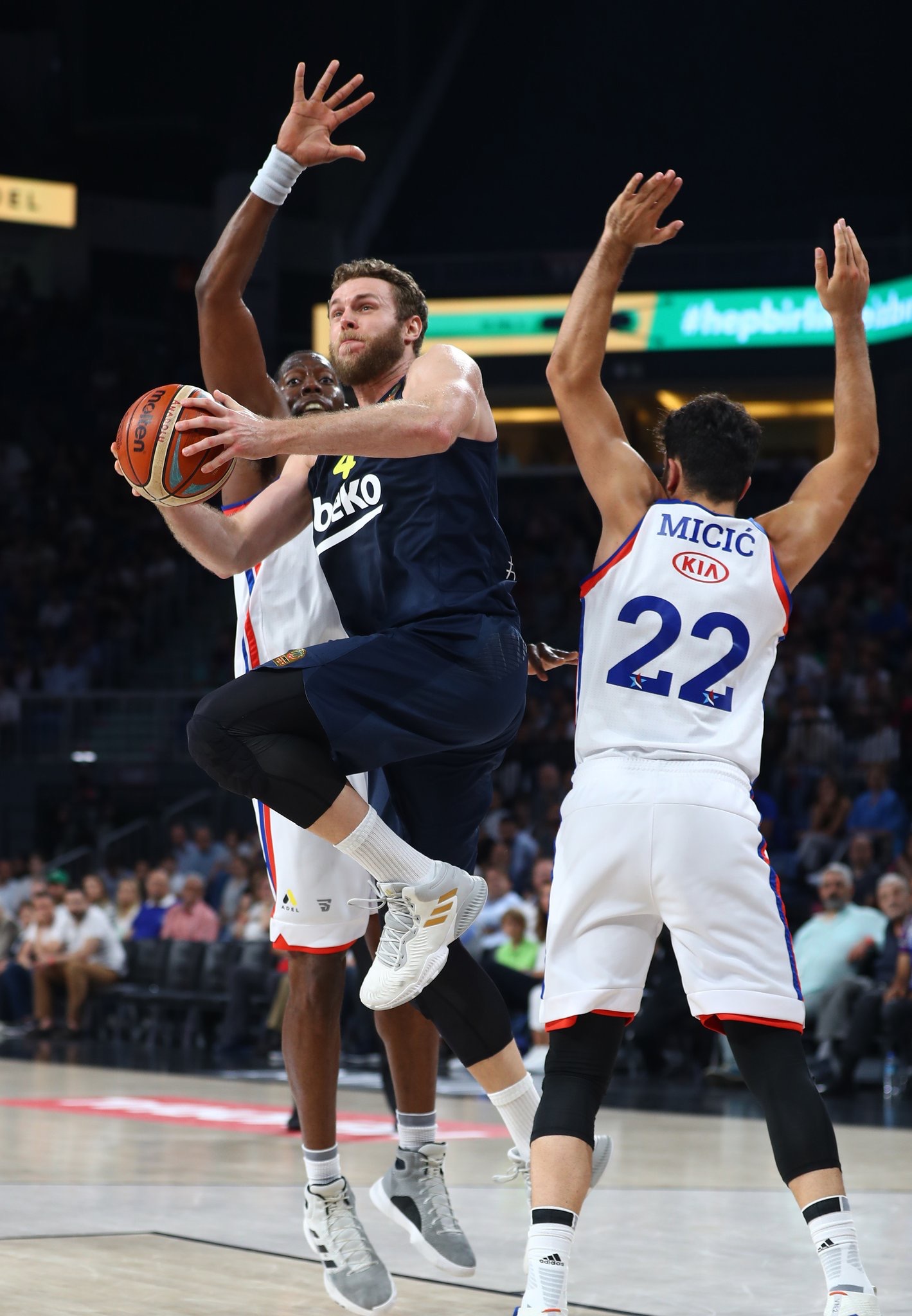 İkinci Yarıda Uyanan Anadolu Efes, Uzatmada Fenerbahçe Beko'yu Devirdi