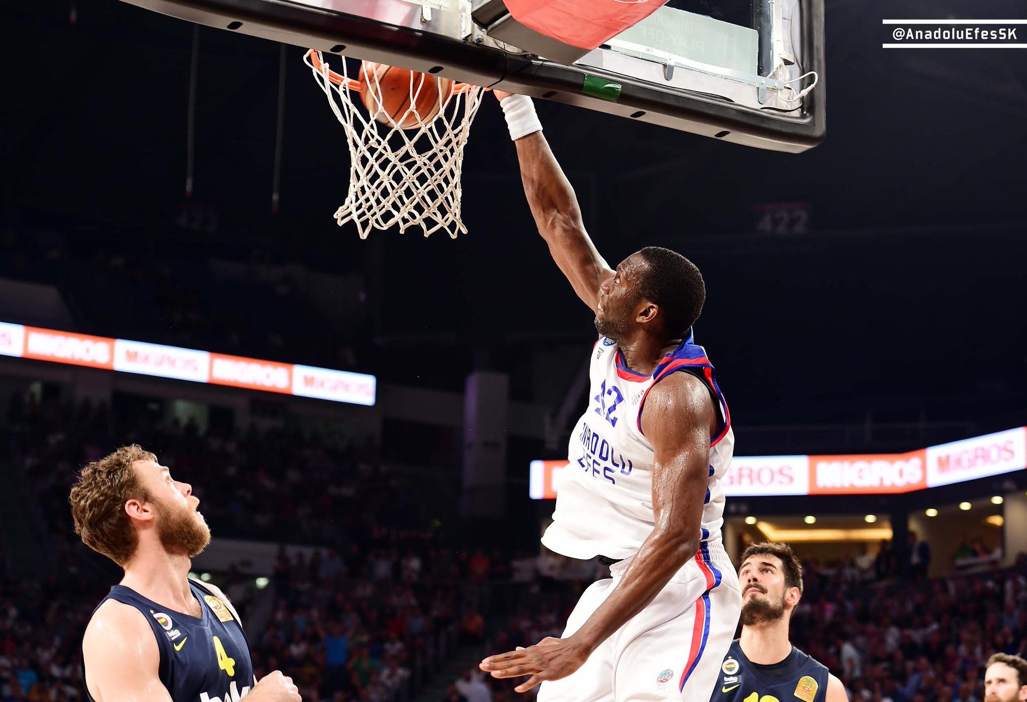 Moerman Önderliğinde Anadolu Efes, Final Serisinde Yeniden Öne Geçti