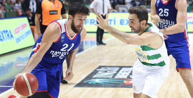 Çekişmeli geçen maç Anadolu Efes'in