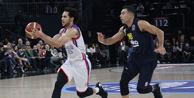 Anadolu Efes derbide liderliğini korudu